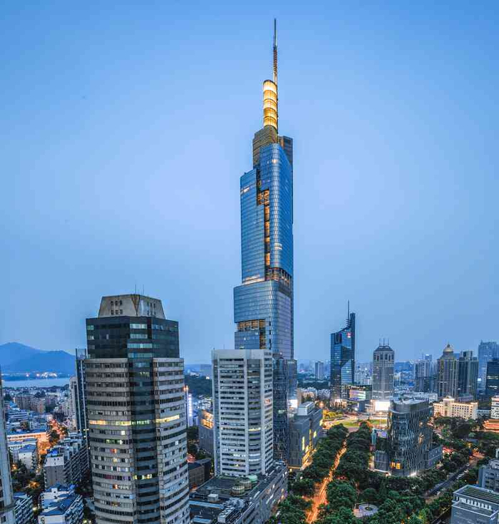 南京地标性建筑,高度近五百米,外形酷似迪拜塔,耗资近40亿