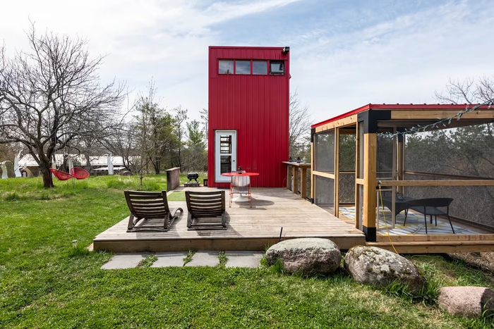 独具艺术气息的集装箱露营房屋