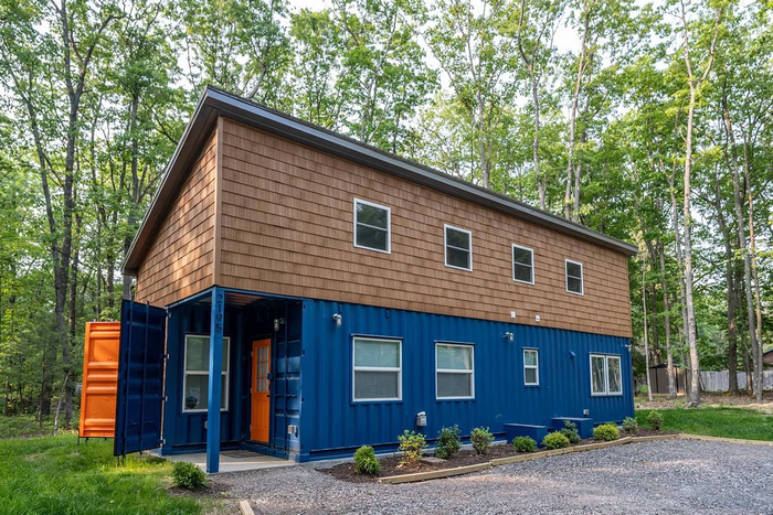 坐落在深溪湖中心独特的集装箱房