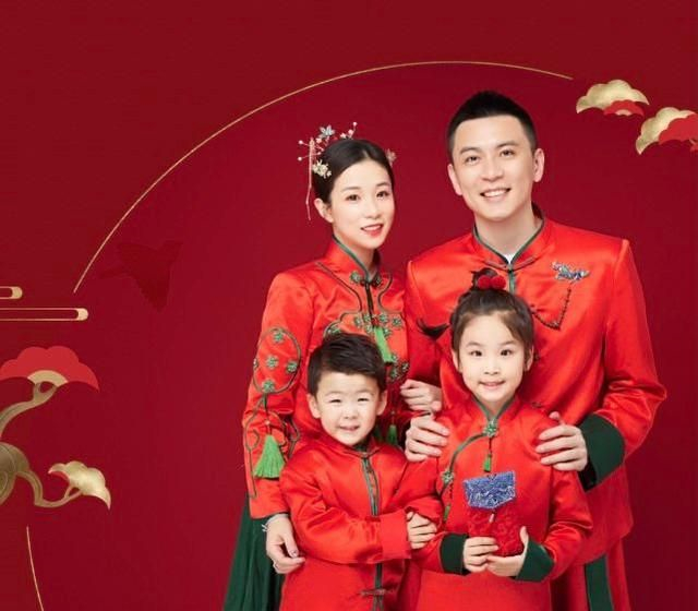 "最帅教练"杨鸣老婆狂秀恩爱,夫妻俩合体带娃,杨鸣很顾家