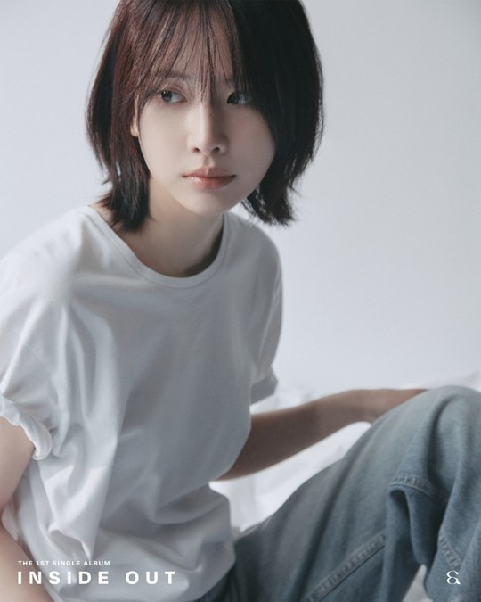 《inside out》的第二批概念照,雪娥在这组写真中身着白色t恤和牛仔裤