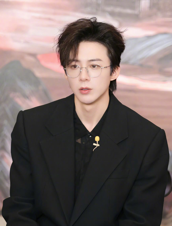 银框眼镜总给人一种干净斯文的感觉