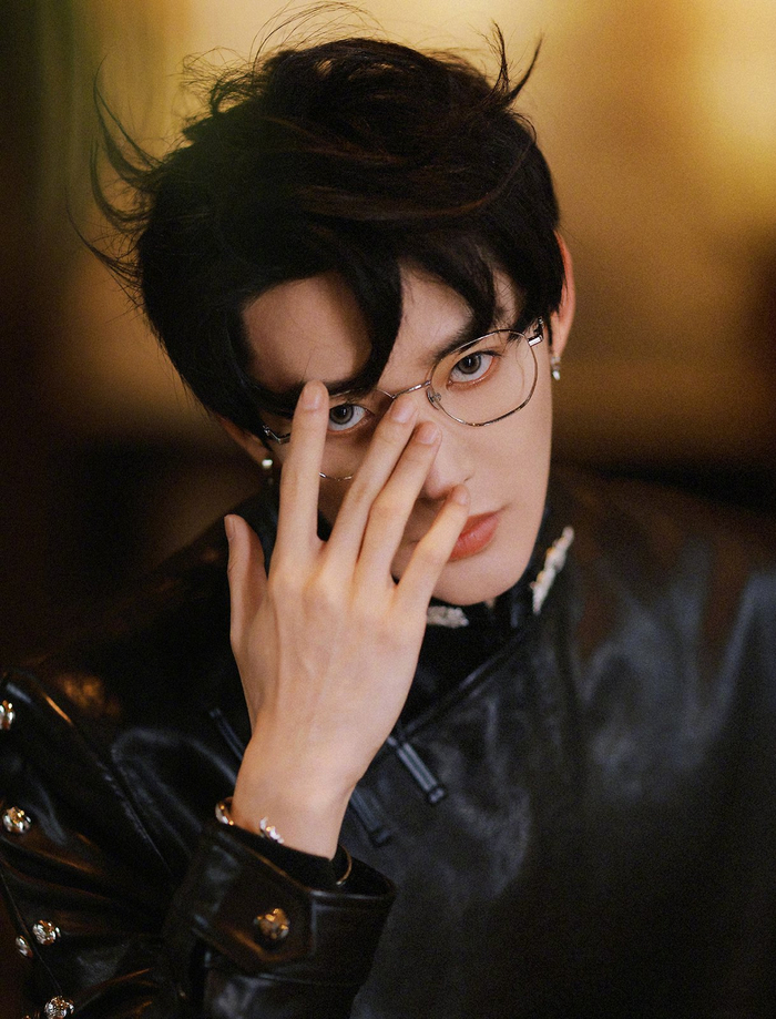 银框眼镜总给人一种干净斯文的感觉