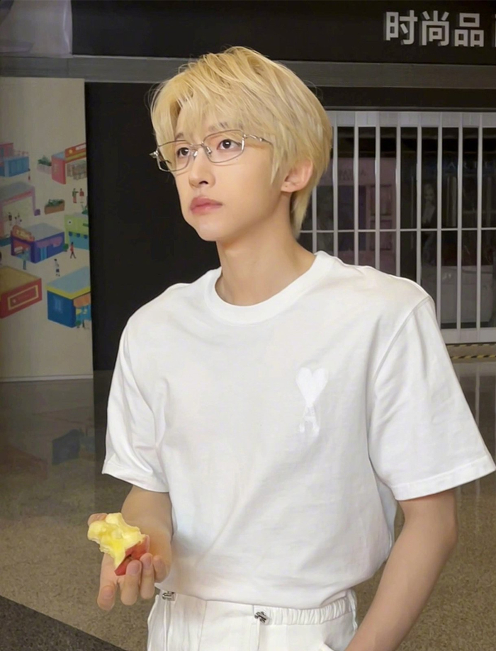 银框眼镜总给人一种干净斯文的感觉