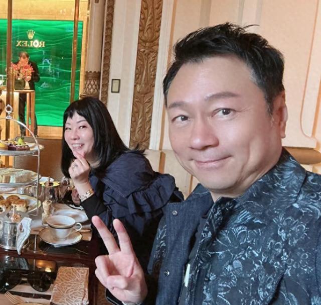 黎耀祥夫妇带儿子吃饭拍合照,引起网友热议