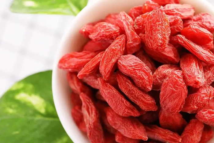 枸杞是干吃好,还是泡水好?一文给您说清楚,早知道早受益!