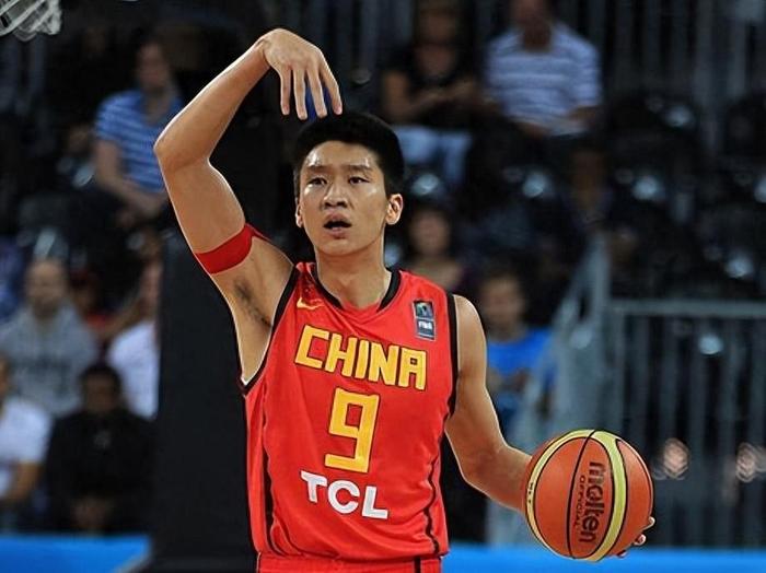 中国男篮缺少好的后卫孙悦这水平也只是湖人队的饮水机球员