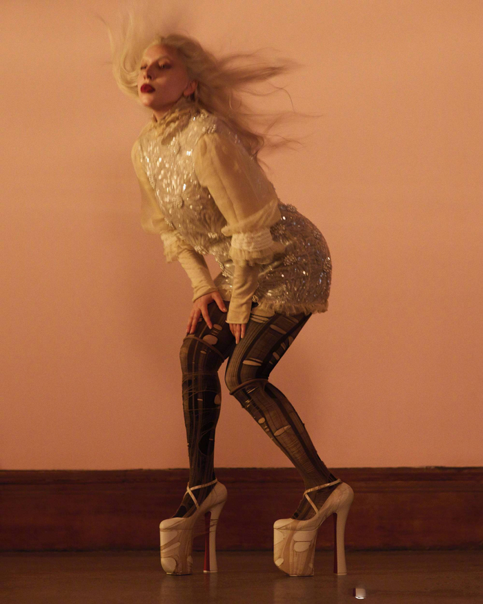lady gaga 身着 balenciaga 及 maison margiela 高级定制