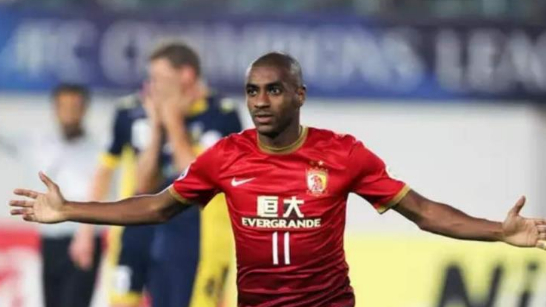 15时官宣穆里奇重回广州郑智欢迎郜林表态合同薪水曝光