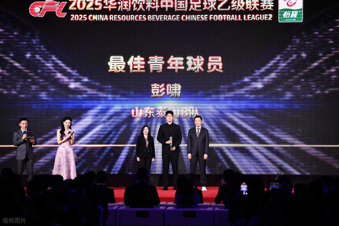 青训配角到国家英雄：彭啸，那位想把金靴穿在中卫身上的20岁奇迹