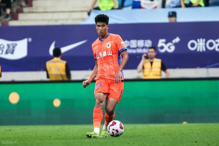 青训配角到国家英雄：彭啸，那位想把金靴穿在中卫身上的20岁奇迹