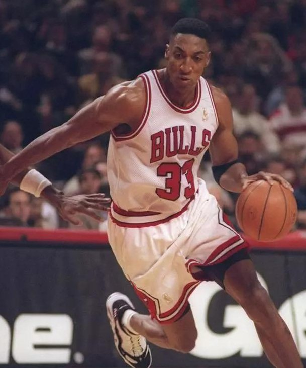 皮蓬是90年代的第一小前锋,辅佐乔丹夺取三连冠,建立王朝球队