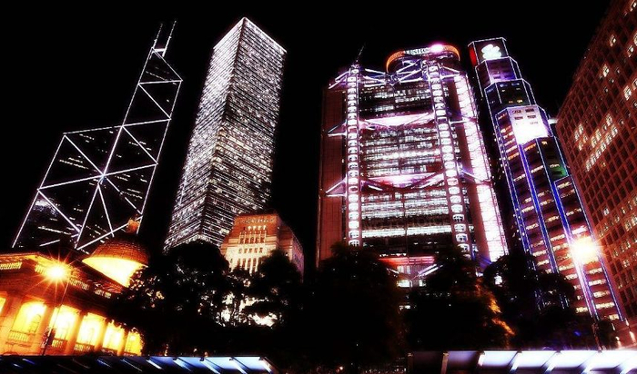 中环：香港的政治及商业中心，有各种摩天大楼和大型购物中心