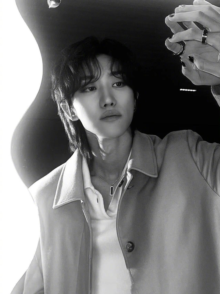 徐明浩今日发布一组自拍光影之间充满氛围感