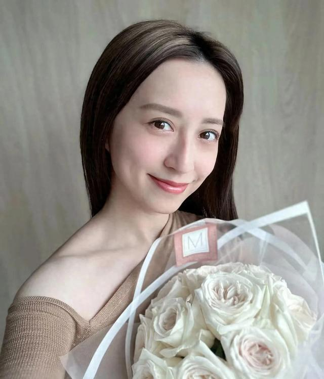 龚嘉欣晒出自己最新社交动态引关注,引起网友热议|龚嘉欣|动态|婚姻