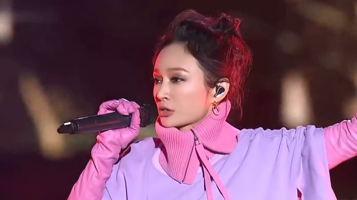 飞儿乐队新老主唱同唱一首歌詹雯婷开口就是王炸差距一目了然