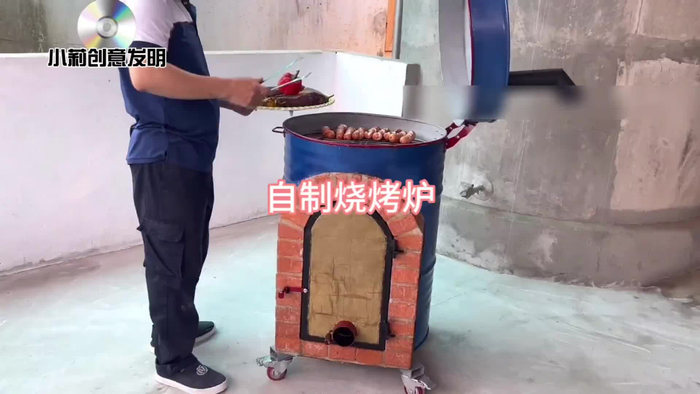 大叔竟然将一个油桶打造成烧烤炉,同时可以烤鸡鸭,烤披萨!