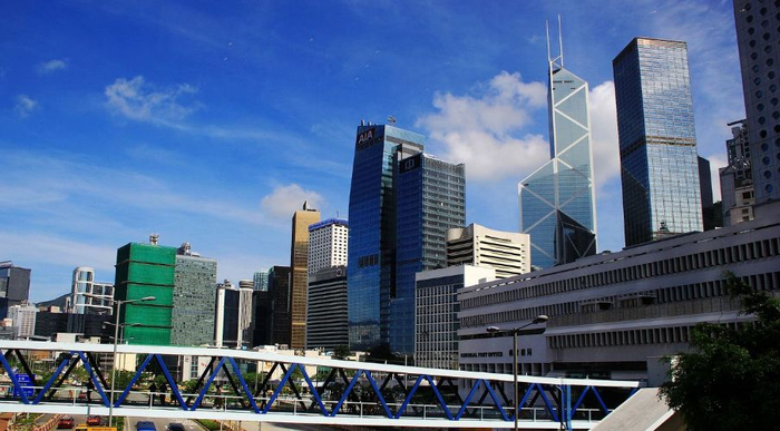 中环：香港的政治及商业中心，有各种摩天大楼和大型购物中心