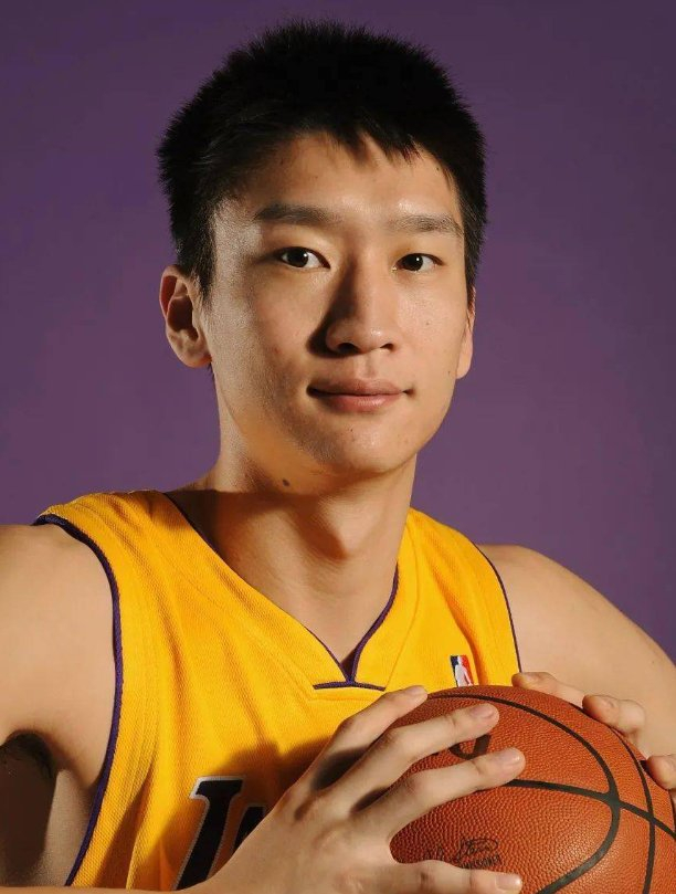中国男篮缺少好的后卫孙悦这水平也只是湖人队的饮水机球员
