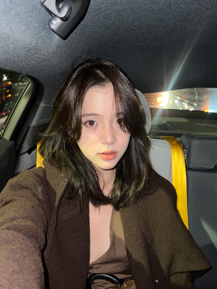 欧阳娜娜玩车上自拍 大眼灵动清纯可人