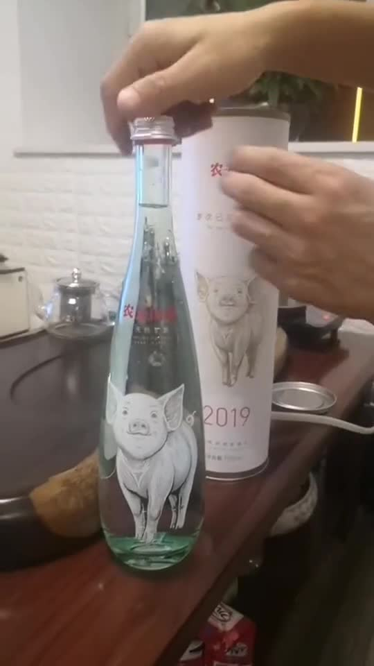 矿泉水都这么高级了,难道是传说中的82年矿泉水