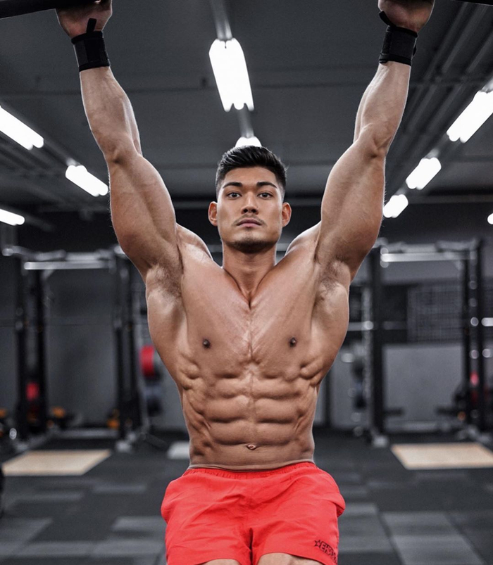 亚裔肌肉型男,努力十年,从瘦竹竿到全民偶像!