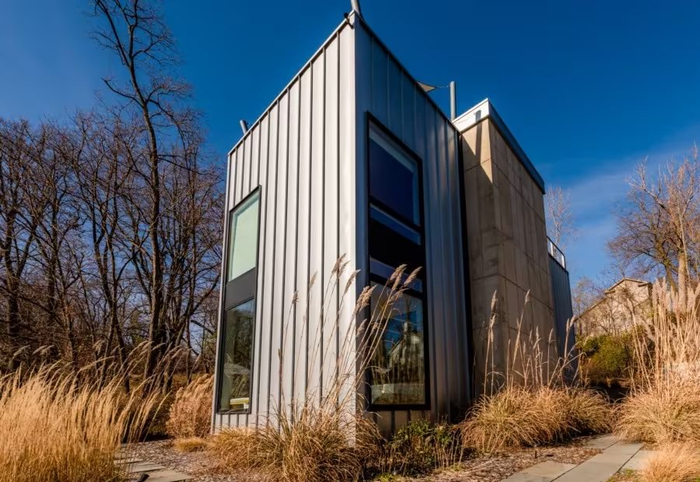 拥有自然景观的两居室模块化住宅