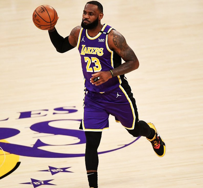 生涯真漫长啊,04届的球员都已经没人打球了,詹姆斯还在战斗