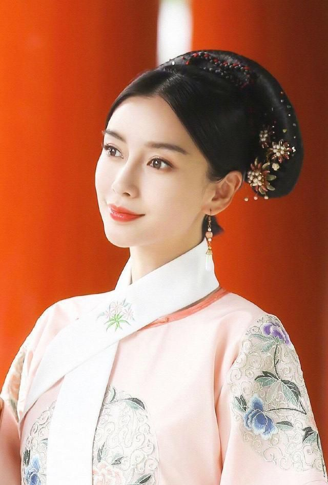 第一次见baby穿清宫服被她惊艳到了就像天使降落一样