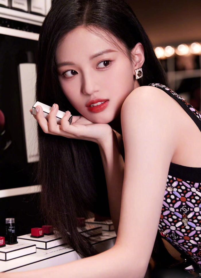 00后小花沈羽洁香奈儿活动造型图释出,明媚大方颇具御姐范儿