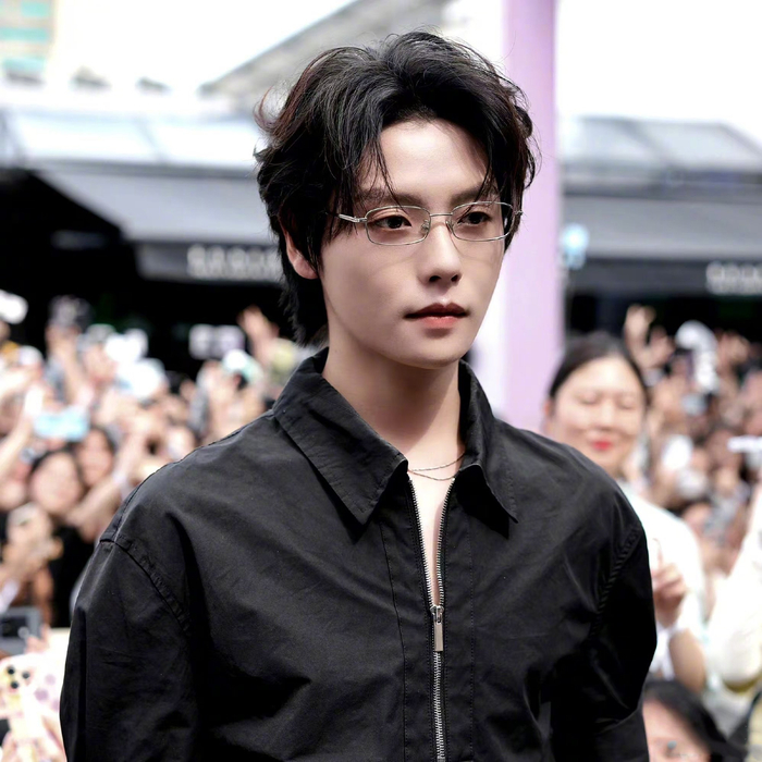 肖宇梁一身黑色衬衫造型现身,帅气十足,和现场粉丝热情互动