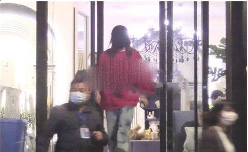赵薇搭档秦昊演电视,片场生图略显臃肿,期间亲自拿外卖无架子