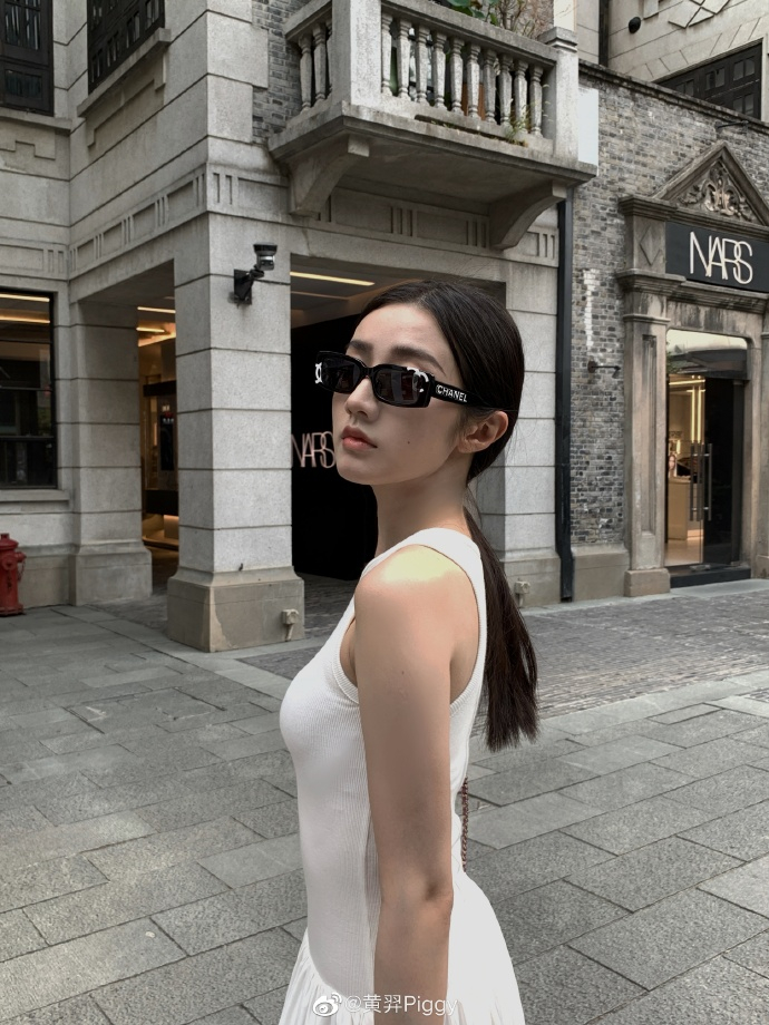 美女艺人黄羿迷人美照欣赏,真漂亮