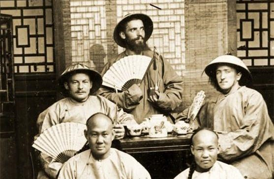 晚清老照片:袁世凯在南京街头坐轿,洋鬼子穿晚清官服~