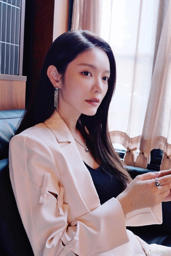 美女演员林妍柔迷人美照欣赏，很可爱啊