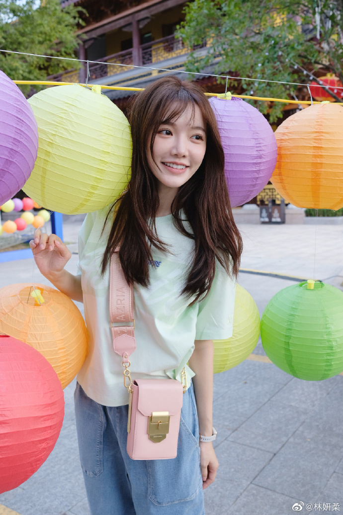 美女演员林妍柔迷人美照欣赏，很可爱啊