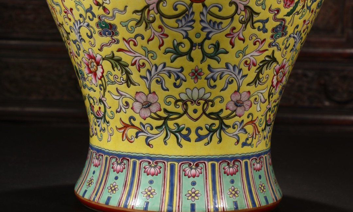 中国美術 黄地 色絵 草花紋 瓶 高21.5cm 乾隆年製款 旧家蔵出 中国美術 黄地 色絵 草花紋 瓶 高21.5cm 乾隆年製款 旧家蔵出