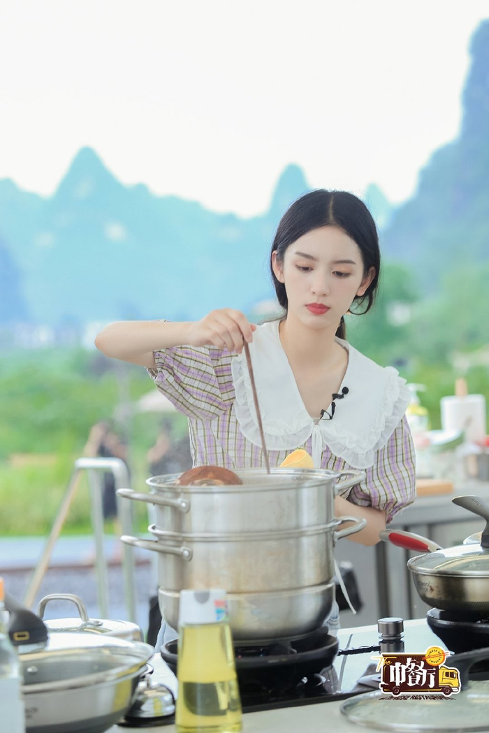 丁真的包子,檀健次的鱼,《中餐厅》正能量,当艺人也需要会做饭