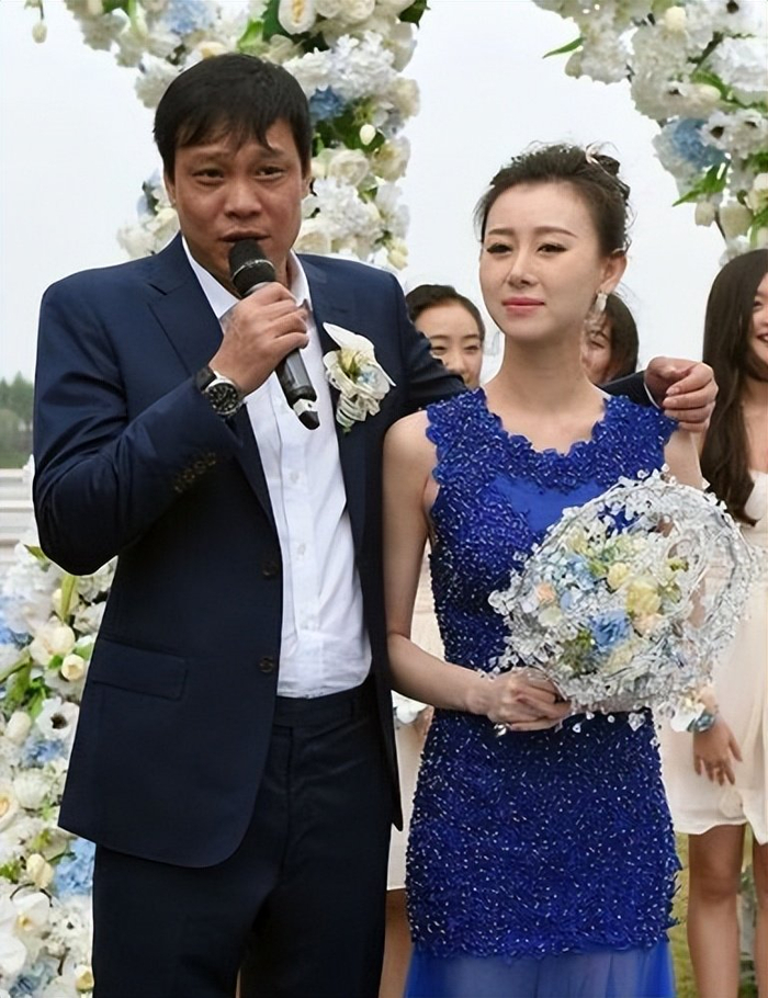 满脸宠溺亲密相伴,皮肤白皙像一位花季少女|范志毅|张梦瑾|白皙_新浪