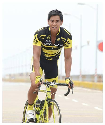 台媒曝彭于晏对路人竖中指满脸煞气很不爽暖男形象崩坏