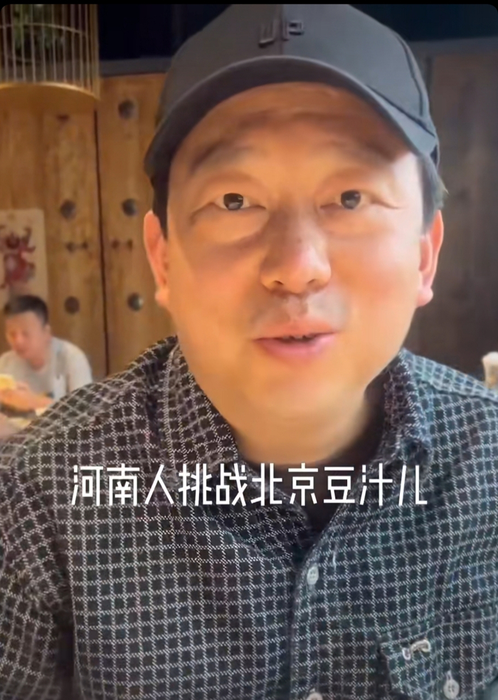 演员梁超北京住院做手术,坐轮椅输液面色憔悴,发文感谢老婆陪伴