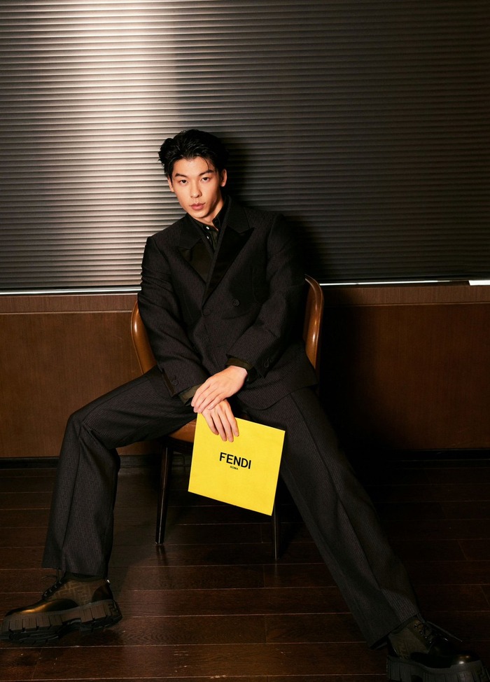 许光汉身穿fendi 2023冬季系列出席品牌活动,all black 西装