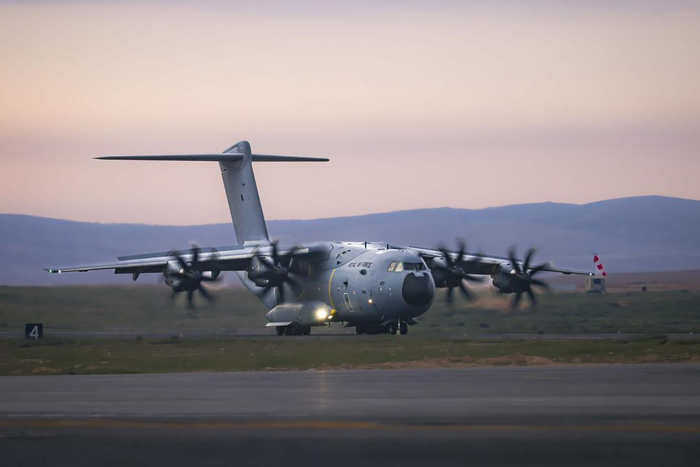 3月26日英国皇家空军一架a400m向加沙空投了10吨左右物资