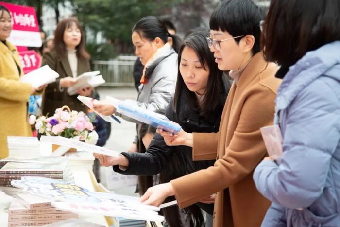 打卡合影,书籍赠送……天宫殿学校一大波活动庆祝"三