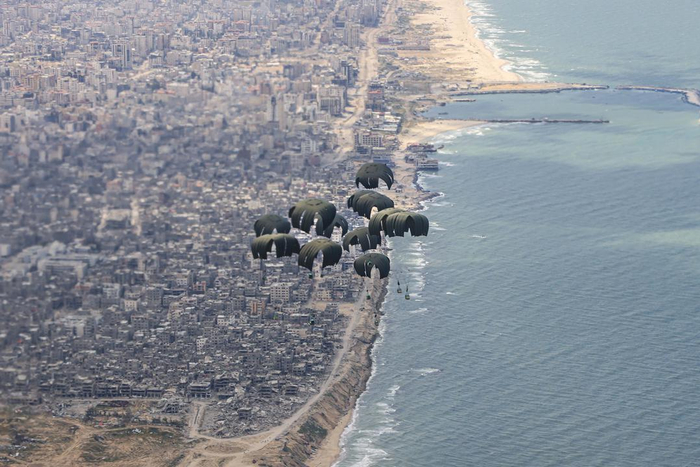 3月26日英国皇家空军一架a400m向加沙空投了10吨左右物资