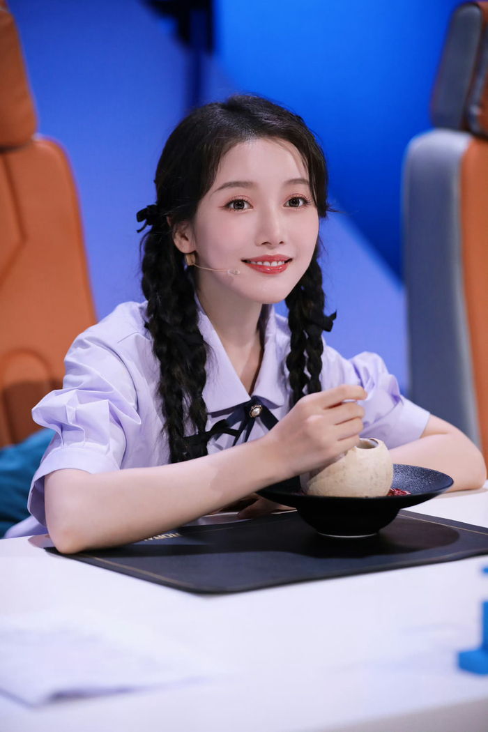 姜贞羽甜美舞台造型,双马尾可爱少女,带来精彩舞台