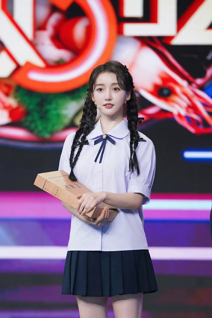 姜贞羽甜美舞台造型,双马尾可爱少女,带来精彩舞台