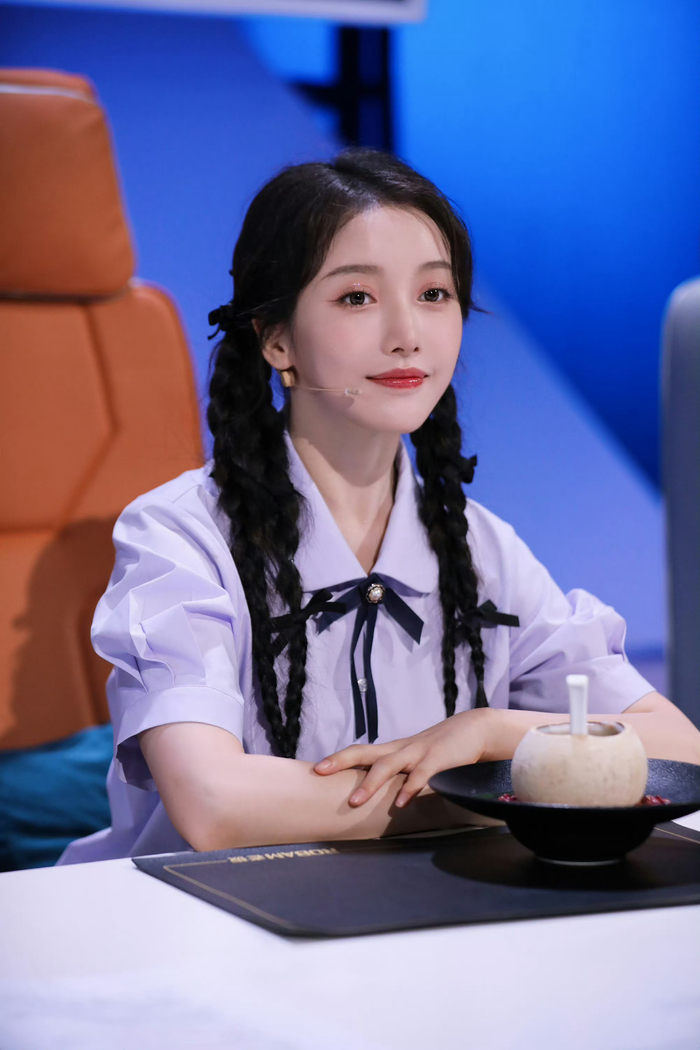 姜贞羽甜美舞台造型双马尾可爱少女带来精彩舞台