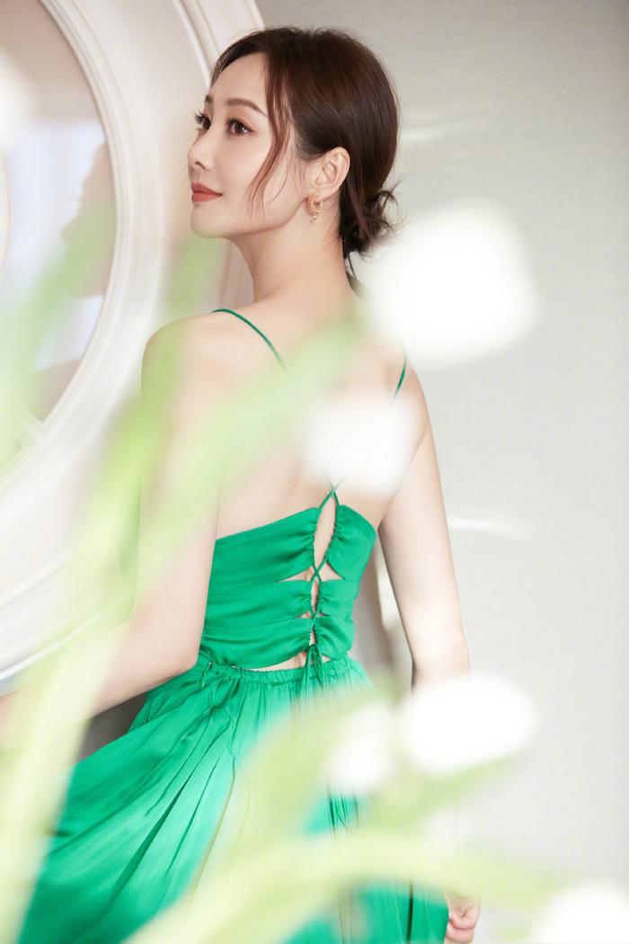 一组李纯的造型图释出绿色修身长裙披肩长发金色耳饰