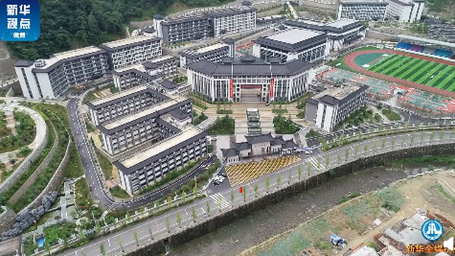 镇安7.1亿豪华中学学生发声：教室住宿更好但回家不便且消费更高_新浪新闻